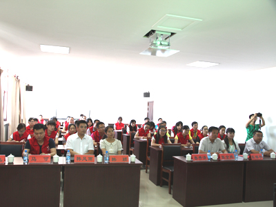 50余名志愿者都在認(rèn)真聽魯書記作報(bào)告