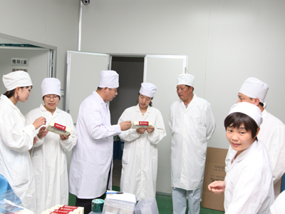 董事長(zhǎng)助理韓風(fēng)雨在為赤峰市團(tuán)委副書記韓穎介紹我公司產(chǎn)品