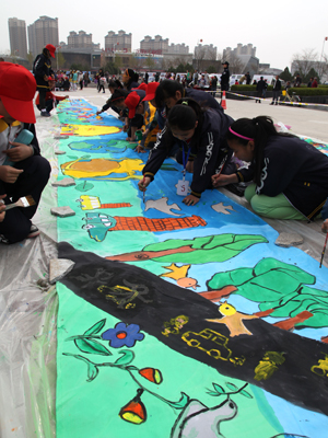  “保護美麗天鵝，促進生態(tài)文明”，小朋友們現(xiàn)場作畫。